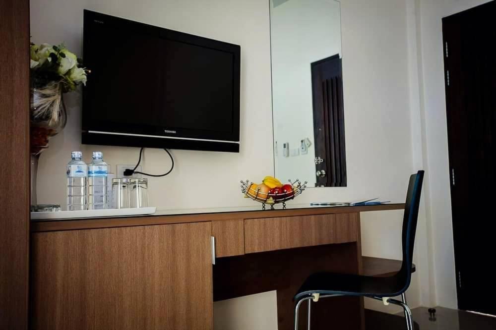 Royal Waves Hotel Patong Exterior foto